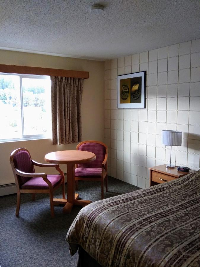 Haida Way Motor Inn Порт Макнейлл Экстерьер фото